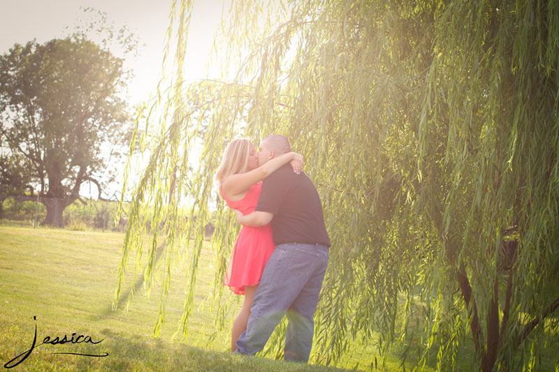 Engagement Pic of Drew Komer and Brittany Miller by a weeping willow tree