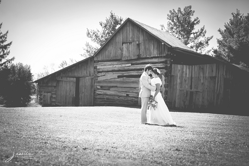 Wedding picture with an old barn